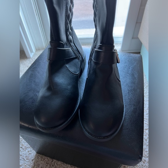 Girl’s Fall Quilted Boots - Picture 4 of 5